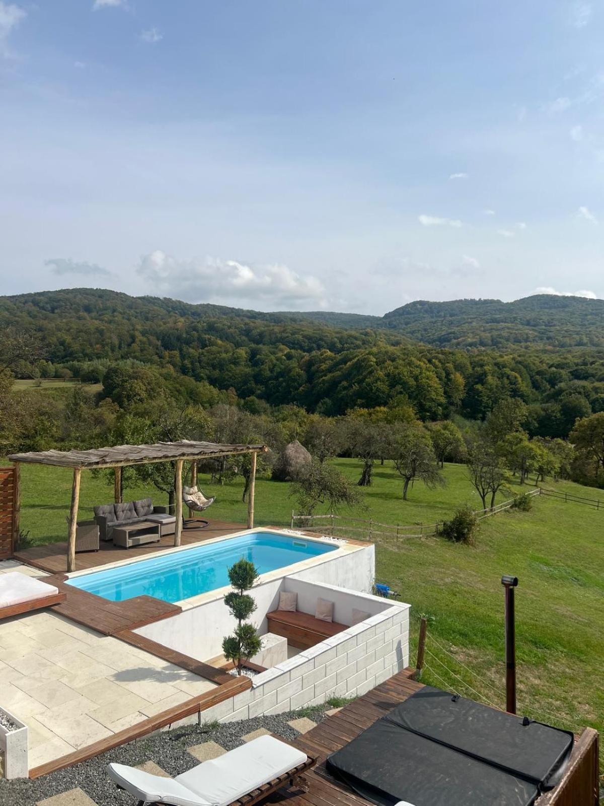Le Chalet M - Cabana Cu O Panorama De Poveste. Surdesti  المظهر الخارجي الصورة