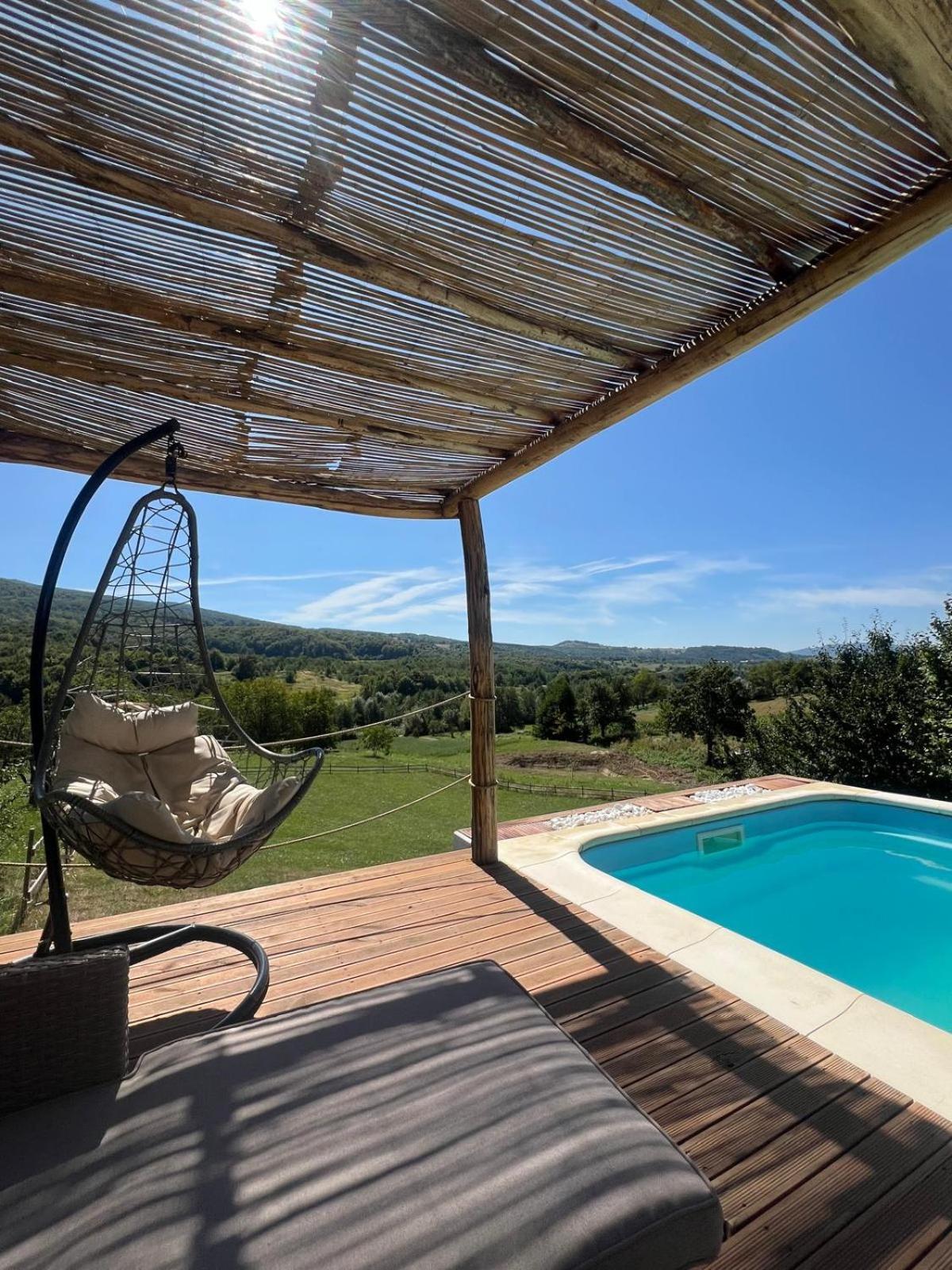 Le Chalet M - Cabana Cu O Panorama De Poveste. Surdesti  المظهر الخارجي الصورة
