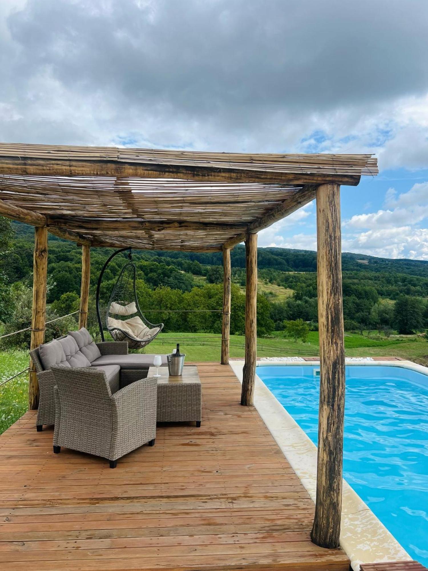 Le Chalet M - Cabana Cu O Panorama De Poveste. Surdesti  المظهر الخارجي الصورة