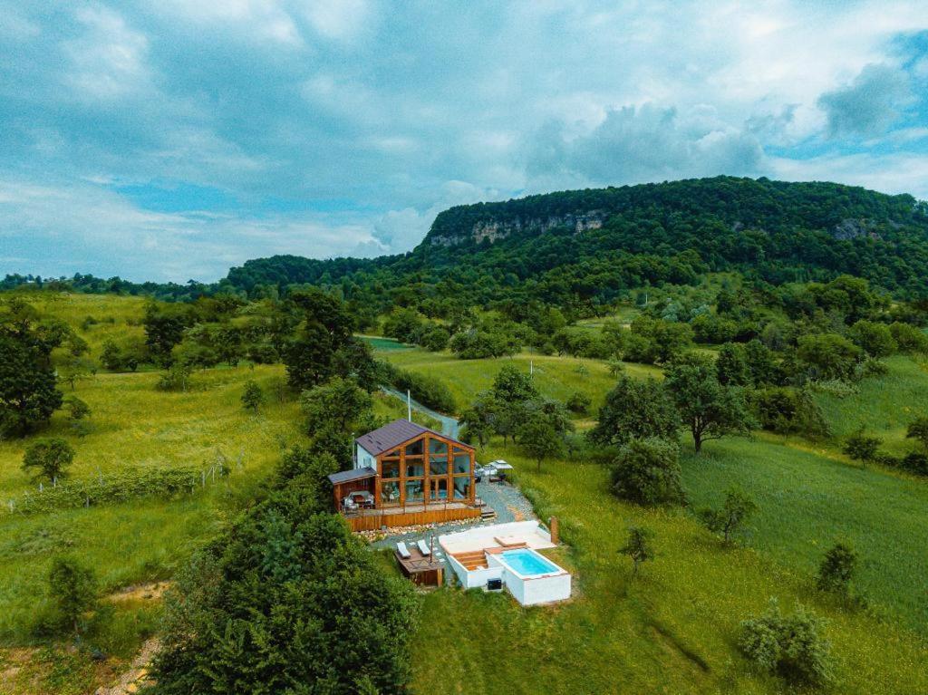 Le Chalet M - Cabana Cu O Panorama De Poveste. Surdesti  المظهر الخارجي الصورة