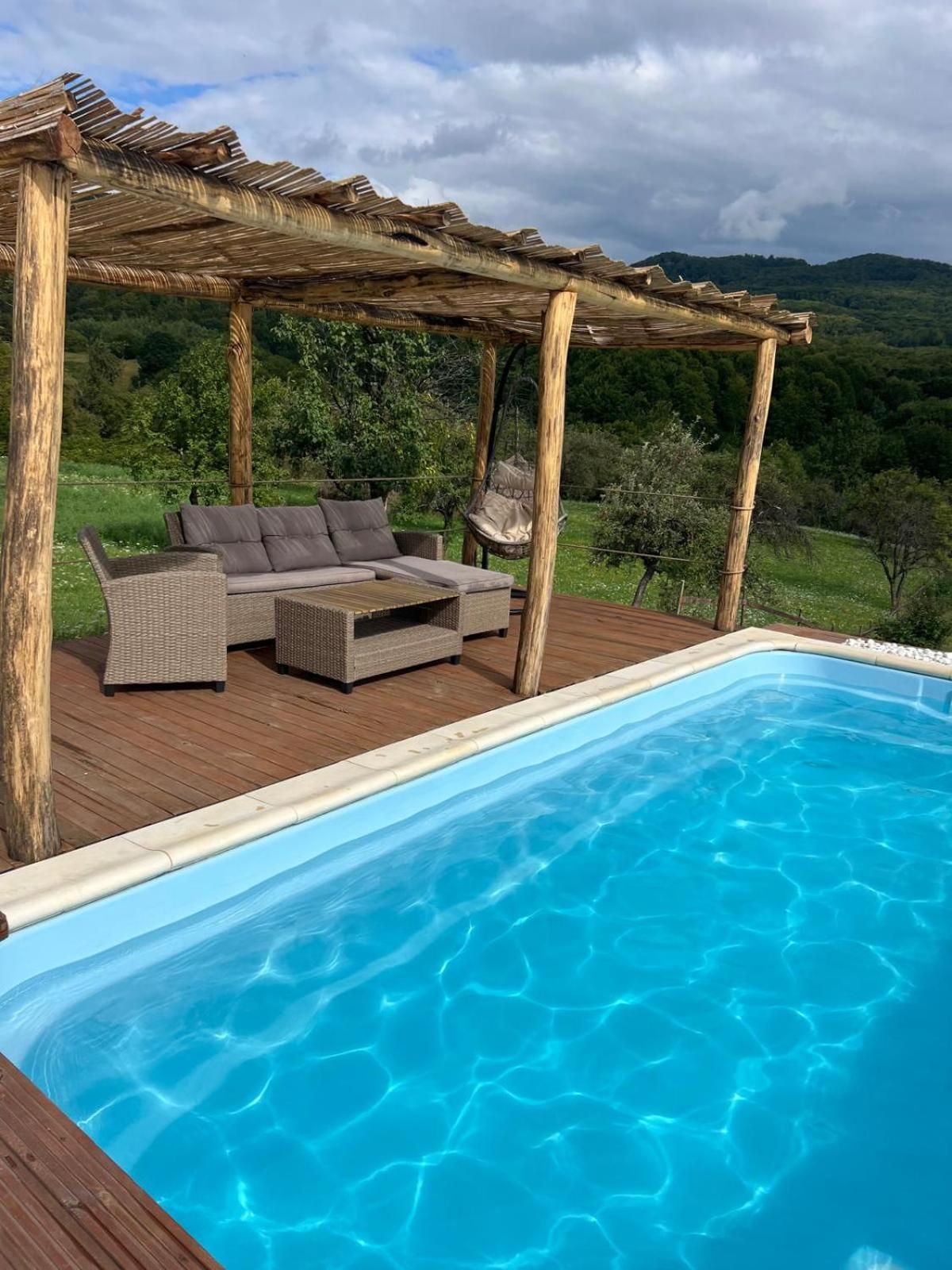 Le Chalet M - Cabana Cu O Panorama De Poveste. Surdesti  المظهر الخارجي الصورة