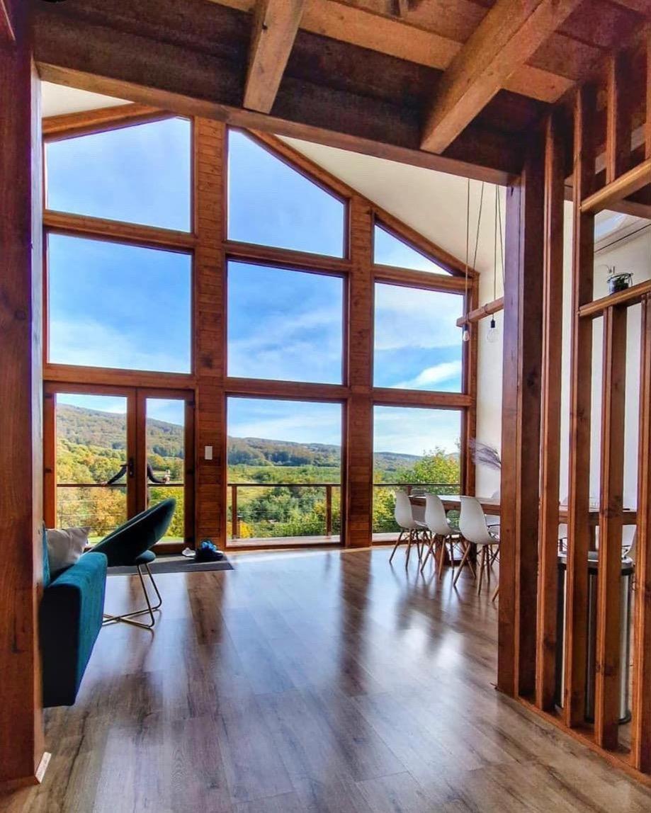 Le Chalet M - Cabana Cu O Panorama De Poveste. Surdesti  المظهر الخارجي الصورة