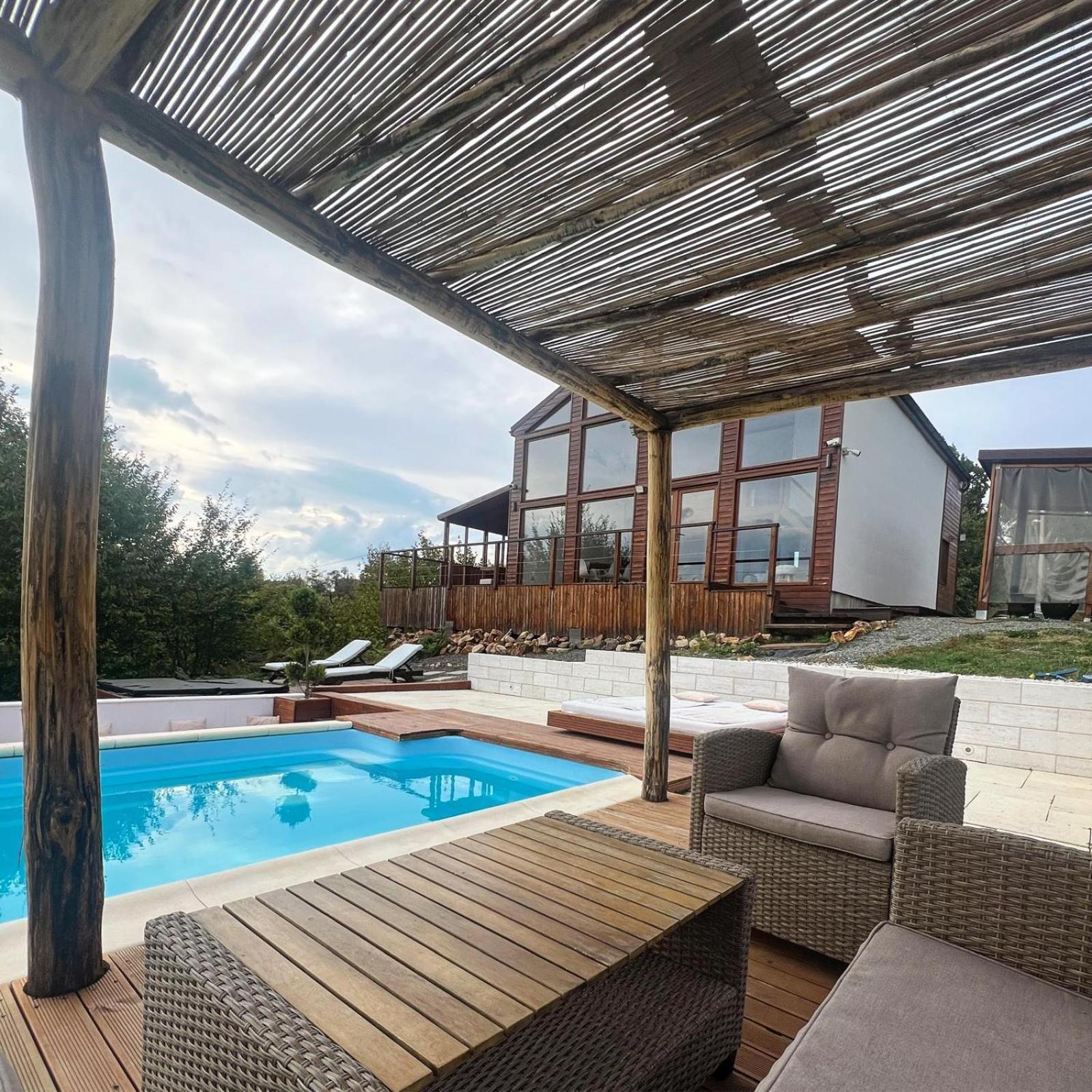 Le Chalet M - Cabana Cu O Panorama De Poveste. Surdesti  المظهر الخارجي الصورة
