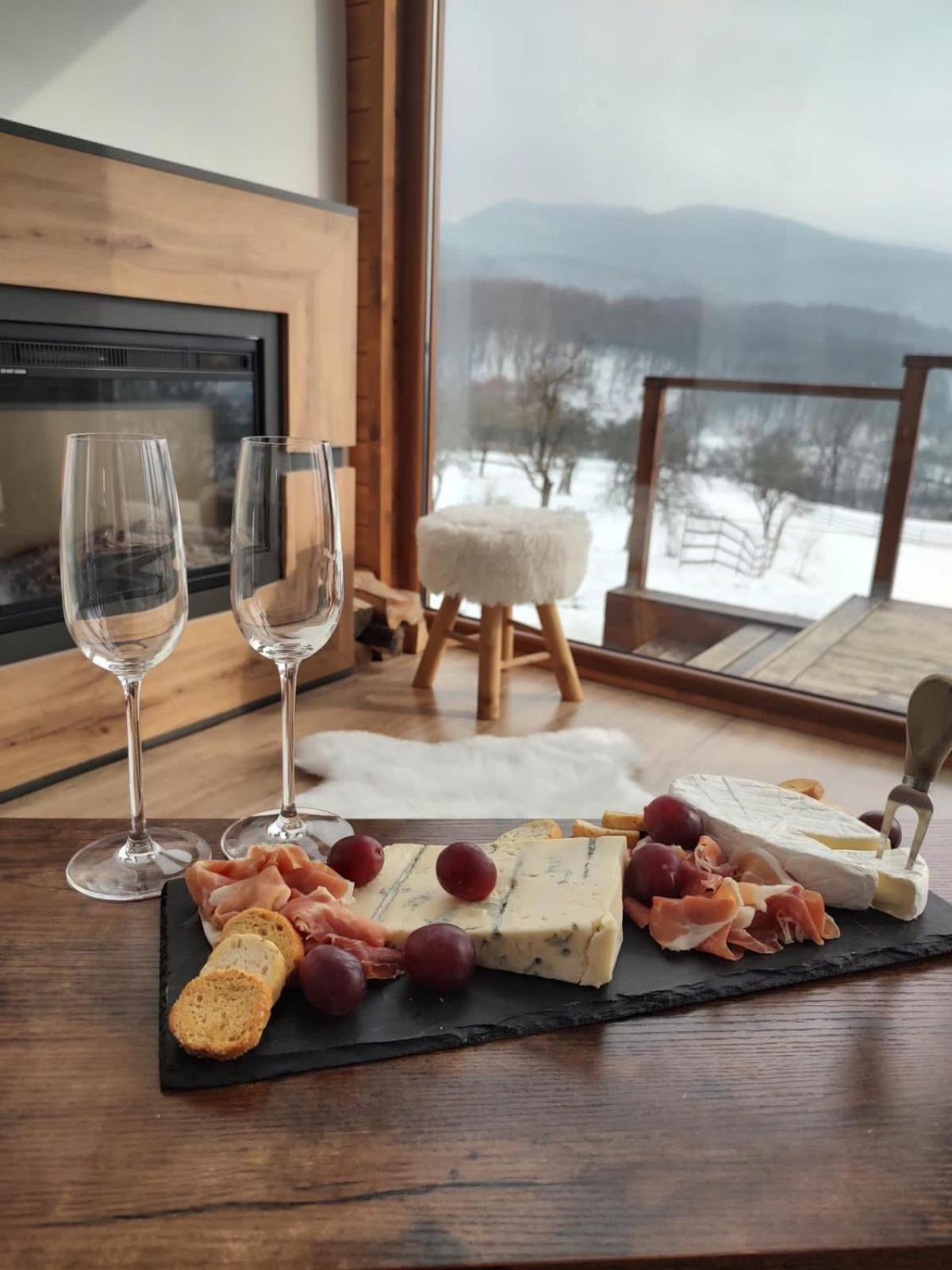 Le Chalet M - Cabana Cu O Panorama De Poveste. Surdesti  المظهر الخارجي الصورة