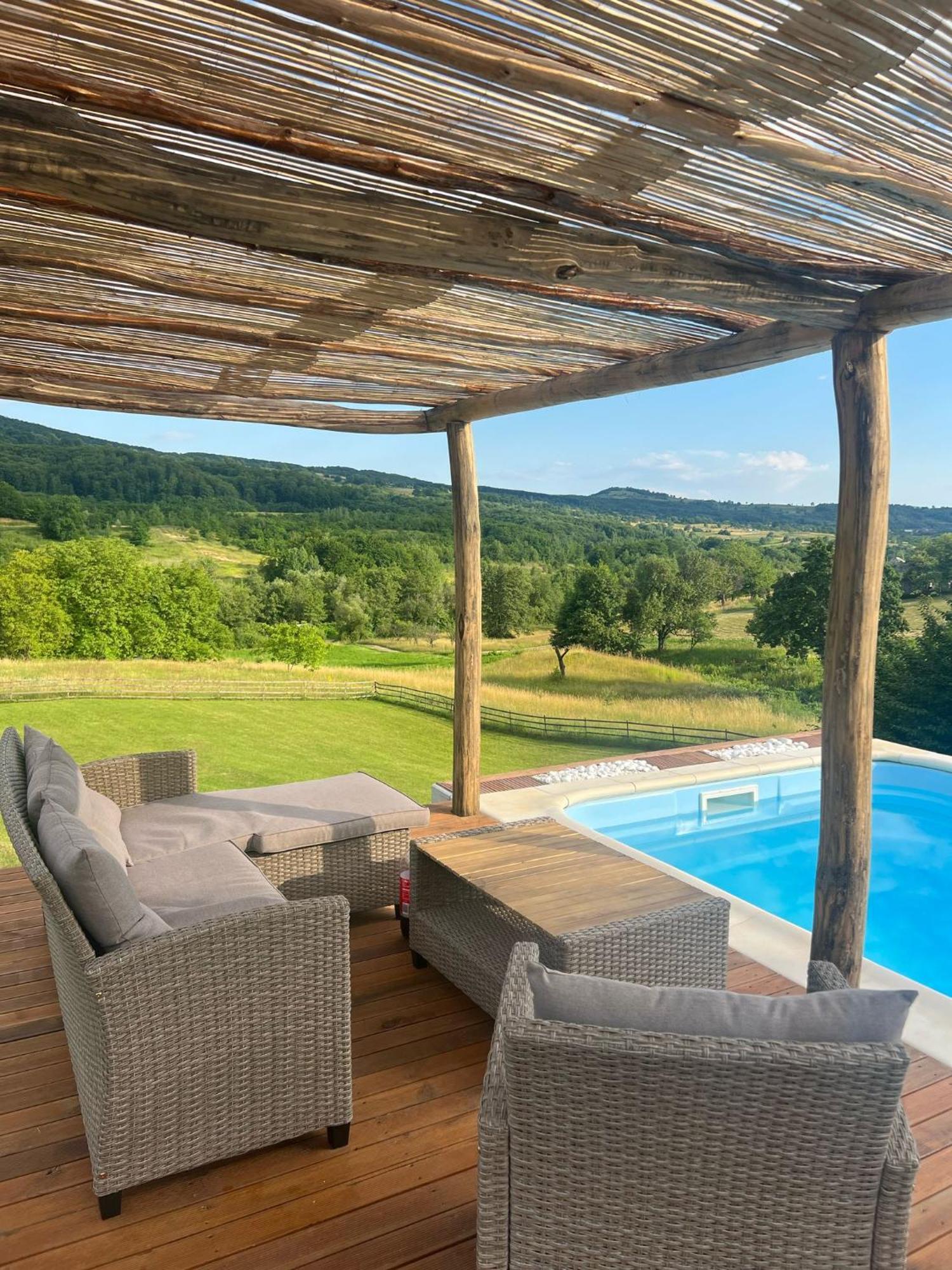 Le Chalet M - Cabana Cu O Panorama De Poveste. Surdesti  المظهر الخارجي الصورة